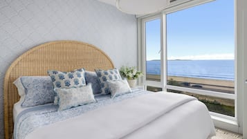 2 habitaciones, escritorio y tabla de planchar con plancha