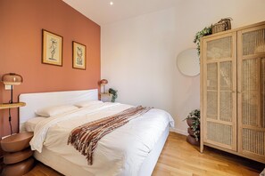 2 bedrooms, iron/ironing board, WiFi, bed sheets - Amazing location, Beach 3 min, 2BR, AC, Elevator (Nice)
