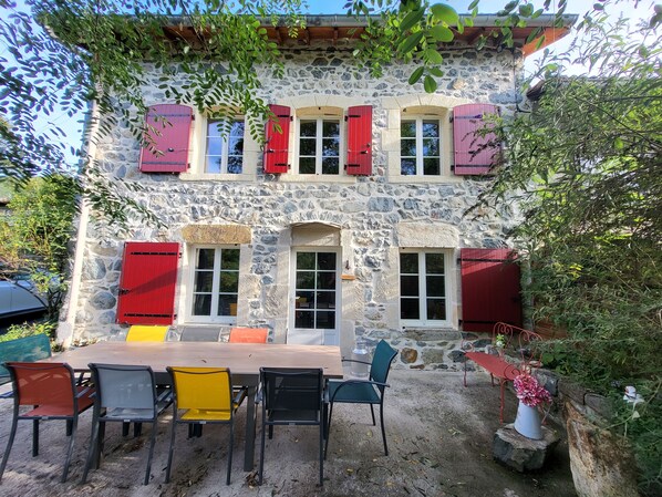 Outdoor dining - Maison chez Lilie (Vorey)