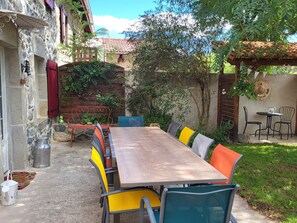 Outdoor dining - Maison chez Lilie (Vorey)