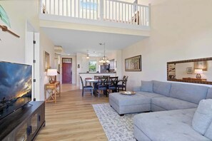 TV, offices - Spacious 2BR condo with lanai & pool (Waikoloa Village)