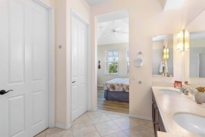 Shower, hair dryer, towels - Spacious 2BR condo with lanai & pool (Waikoloa Village)