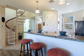 Interior - Spacious 2BR condo with lanai & pool (Waikoloa Village)