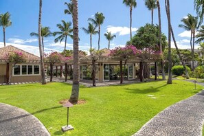 Property grounds - Spacious 2BR condo with lanai & pool (Waikoloa Village)