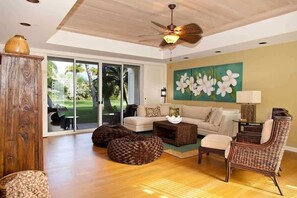 TV, offices - Spacious retreat with pool & private lanai (Kamuela)