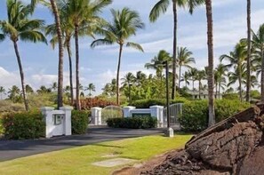 Property grounds - Spacious retreat with pool & private lanai (Kamuela)