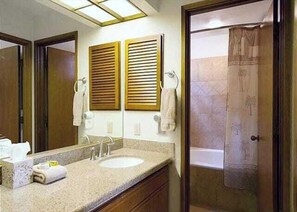 Shower, hair dryer, towels - Waikoloa retreat with pool & tennis courts (Waikoloa Village)