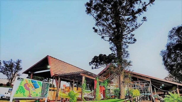 Un bâtiment de style rustique doté d’un patio couvert et d’une terrasse en bois.