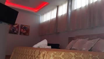 Chambre Ăconomique | Bureau, espace de travail pour ordinateur portable, rideaux occultants