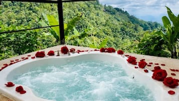 Tina de hidromasaje al aire libre