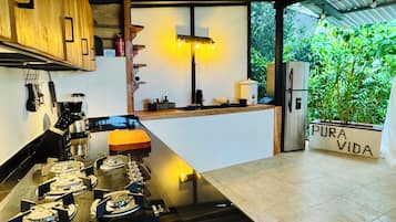 Refrigerador, parrilla de estufa, cafetera y tetera y tetera eléctrica