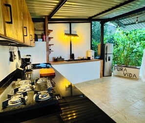 Fridge, stovetop, coffee/tea maker, electric kettle - Luxury DOME with private Hot Tube - Nature Views - Pet-Friendly (La Ese)