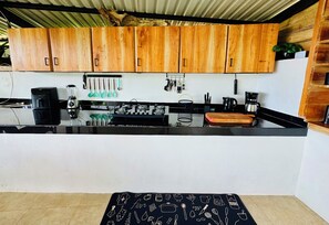 Frigorifero, piano cottura, macchina per tè/caffè, bollitore elettrico