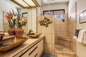 Shower, hair dryer, towels - Tropical 1BR condo with pool & private lanai (Waikoloa Village)