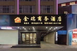 Ingresso di un hotel con insegna che mostra il nome e i dati di contatto.
