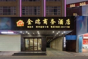 L'ingresso di un hotel con una targa che mostra il nome e le informazioni di contatto.