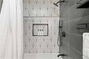 Bathroom - Fishtown Haven 2 King Beds Gated Parking (Philadelphia)