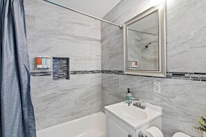 Dusche, Haartrockner, Handtücher, Seife