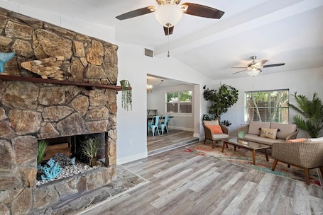 Smart TV. Charming 3-bedroom house, with office, AC, only 6 miles to beach!