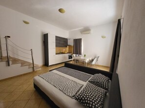 อพาร์ทเมนท์ (Two-Bedroom Apartment With Terrace An) | 3 ห้องนอน