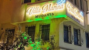 Un edificio con un letrero que dice "Villa Marina Mudanya".