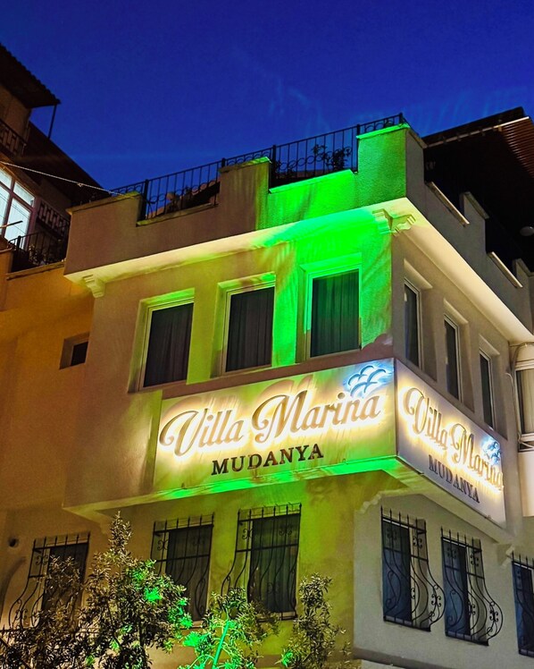 A building with a sign reading "Villa Marina Mudanya." - Villa Marina Mudanya (Mudanya)