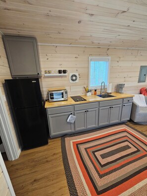 Réfrigérateur, four, plaque de cuisson, cafetière/bouilloire