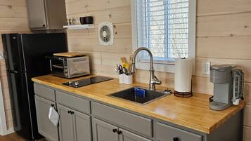 Fridge, oven, stovetop, coffee/tea maker
