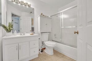 Haartrockner, Handtücher, Seife, Toilettenpapier