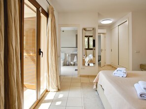 5 bedrooms, iron/ironing board, internet, bed sheets - Villa Zafiro in Port Portals (Portals Nous)