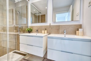 Ducha, secador de pelo, toallas y papel higiénico
