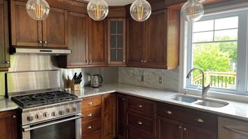 Classic Chalet, Bay View | Private kitchen