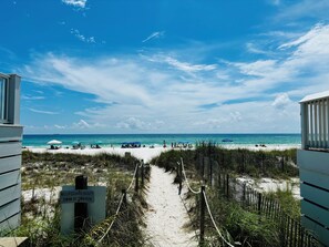 In Strandnähe, Liegestühle, Strandtücher