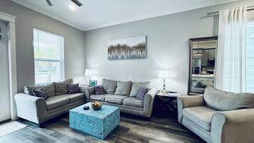 Smart-TV, Kamin, Videospiele, Tischfußball