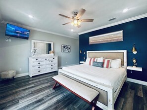 4 quartos, escrivaninha, ferros/tábuas de passar roupa, berço de viagem