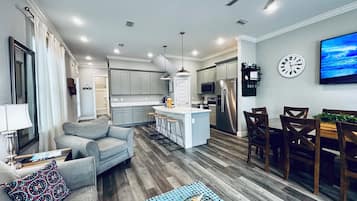 Smart-TV, Kamin, Videospiele, TischfuĂball