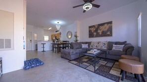 Smart-TV, Tischtennisplatte, Bücher