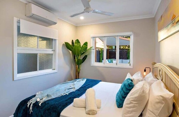 Tabla de planchar con plancha, internet y ropa de cama 