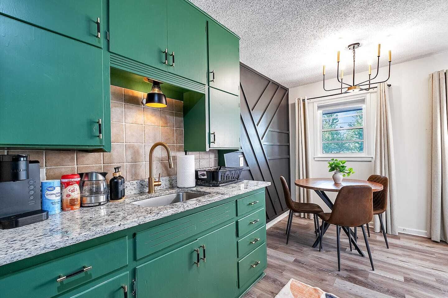 Køleskab, mikrobølgeovn, ovn, kogeplade