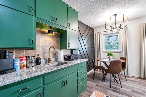 Derby Delight - Cozy King - Near Park!