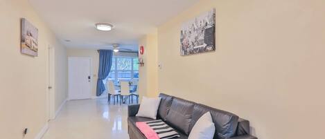 Smart TV, chimenea y libros