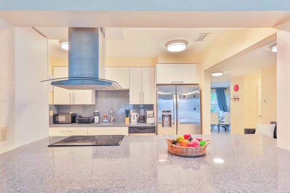 Réfrigérateur, micro-ondes, four, plaque de cuisson