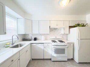 Frigorífic, microones, forn i placa de cuina 