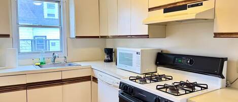 Fridge, microwave, stovetop, dishwasher