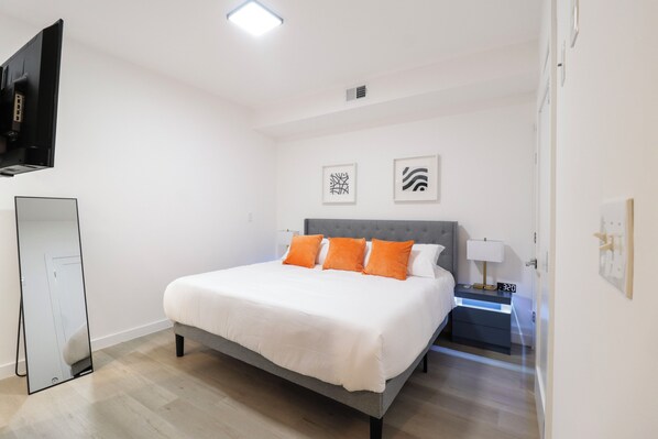 1 dormitorio, escritorio, tabla de planchar con plancha y wifi