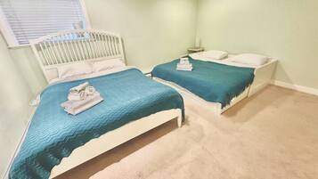 2 slaapkamers, een strijkplank/strijkijzer, wifi, beddengoed