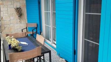 Departamento (Two Bedroom Apartment with Sea View) | Balcón