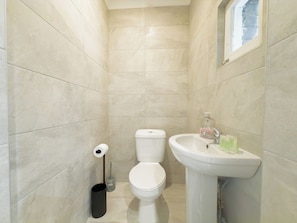 Douche, sèche-cheveux, bidet, serviettes fournies