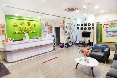 Shanghai Haiyou Hotel (Fengxian Huancheng East Road Subway Station)