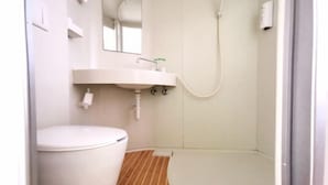 Een badkamer met toilet, wastafel en douche.